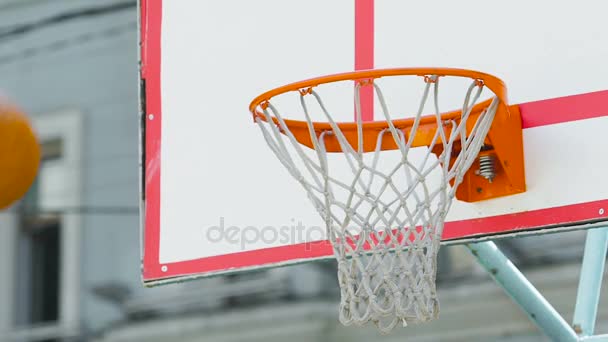 Equipo de golpear el objetivo con precisión y ganar la competencia de baloncesto, slow-mo — Vídeo de stock