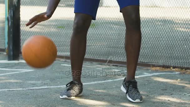 African American man skillfully handling ball before throwing, slow-motion — Stock Video