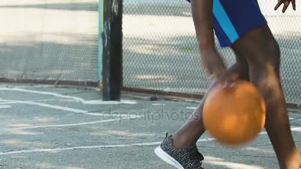 男相手、ストリート ボール、スローモーションの再生にそれを与えることがなくボールをドリブル — ストック動画
