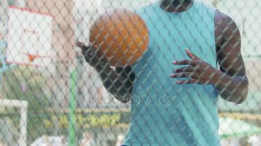 Afrika kökenli Amerikalı adam topu basketbol eğitim önce kasları ısınma işleme