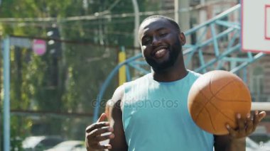 Mutlu adam bir yandan başka bir, streetball zafer gurur topu atma