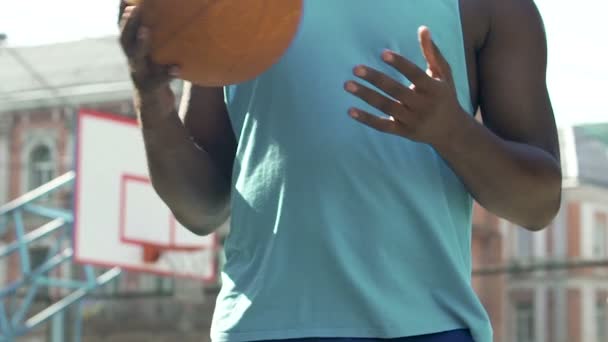 Zwarte basketbal trainer spelen met de bal, team voorbereiden competitie — Stockvideo