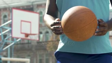 Topu tutan profesyonel basketbol oyuncusu gençler spor için teşvik
