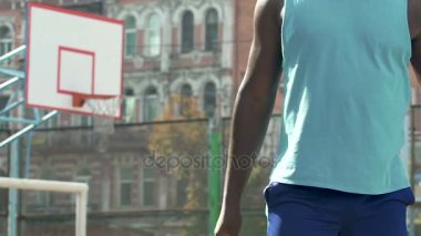 Antrenör basketbol açık havada, alma ve geçen top, spor çalışmasında yürütme