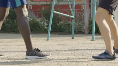 Enerjik adam topu, işleme rakip karşı maç sırasında streetball