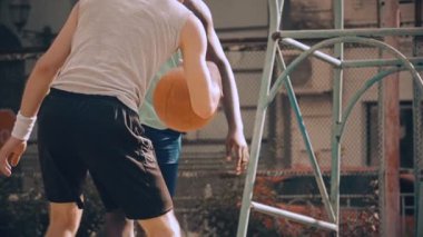 İşten sonra aktif dinlenme sahip basketbol oynarken çok ırklı erkekler ağır çekim