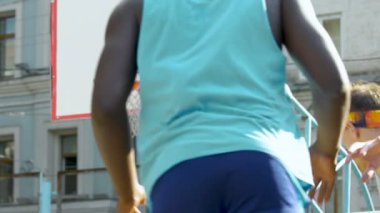 Turnuva, zafer için mücadele çok ırklı streetball takım yavaş hareket