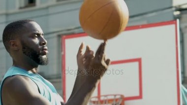 Acemi basketbol oyuncu dönen topu parmağına hileler oyun öncesi yapma