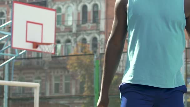Trenér hrát basketbal venku, přijímání a předávání míče, týmovou práci v oblasti sportu — Stock video
