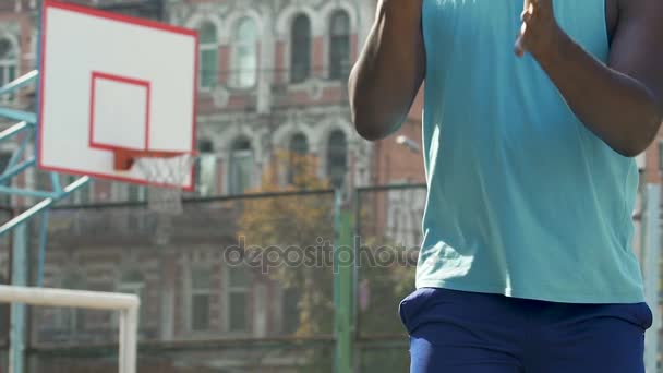 Forte masculino afro-americano cara jogando basquete no campo atlético — Vídeo de Stock