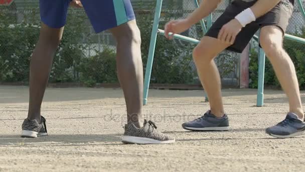Sportovně založení muži hrát basketbal na hřišti, aktivní způsob života, pomalý pohyb — Stock video
