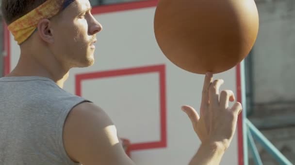 Sportsman apprendre à faire différents trucs et astuces avec balle, freestyle — Video