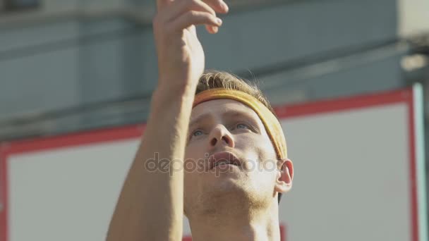 Giocatore di basket professionista mostrando le sue abilità palla di filatura, freestyle — Video Stock