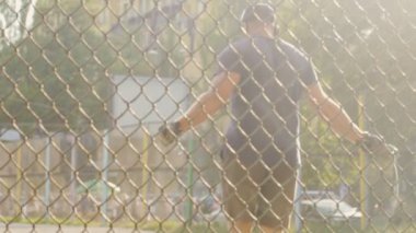 Adam ip atlama, kasları ısınma, atletik sahada eğitim kulaklık