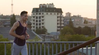 Sabah iş, Bütün gün boyunca pozitif enerji ile şarj önce koşan adam