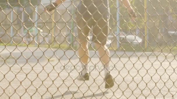 Gran hombre musculoso haciendo ejercicio en el campo de deportes, saltar la cuerda, estilo de vida activo — Vídeo de stock