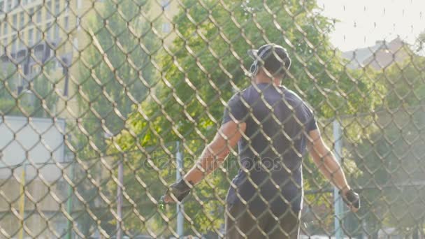 Chico haciendo ejercicios físicos para estar en buena forma deportiva, saltar la cuerda, cámara lenta — Vídeos de Stock