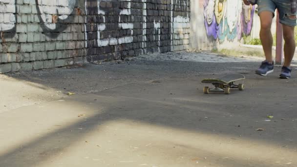 Adolescent sautant sur le skateboard et l'équitation, gardant l'équilibre, passe-temps de la jeunesse — Video