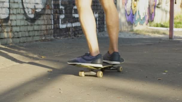 Mann fährt auf Skateboard die Straße hinunter, hat Spaß, Jugendsubkulturen, Hobby — Stockvideo