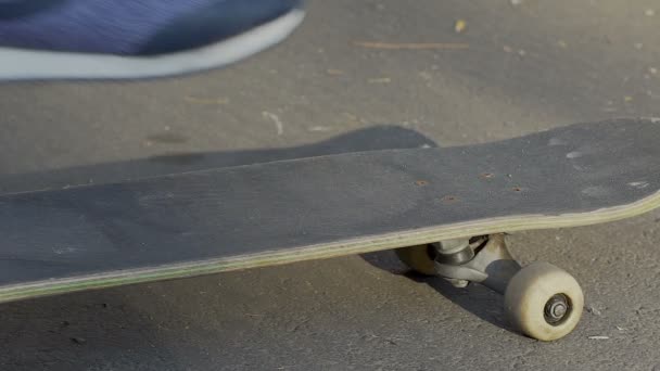 Ragazzo magro che impara a cavalcare skateboard, vista da vicino delle gambe, hobby giovanili — Video Stock