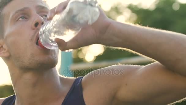 見回して スローモーション訓練中に水を飲んでのどが渇いてスポーツマン — ストック動画