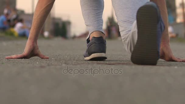 Carrera de inicio de corredor desde el inicio bajo, compitiendo para lograr objetivos, cámara lenta — Vídeos de Stock