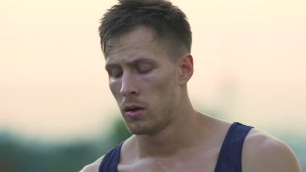 Handsome street fighter trött torka svett och försöker återhämta sig efter att ha förlorat — Stockvideo