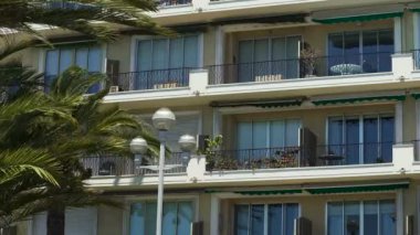 Rüzgar, gayrimenkul güneşli resort City sallanan tenteler ile ev balkon
