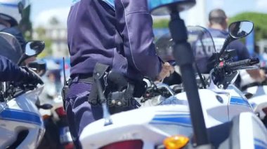 Motosiklet polis devriye büyük şehirde kamu düzenini korumak için görev subay