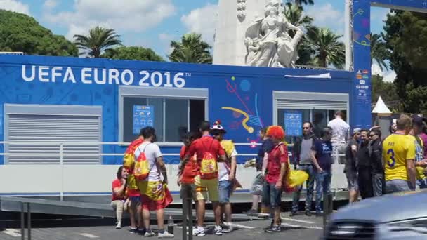 NICE, FRANCE - CIRCA JUNE 2016: Чемпионат Европы 2016. Группа испанских футбольных болельщиков перед кассой на Кубке Европы 2016 — стоковое видео