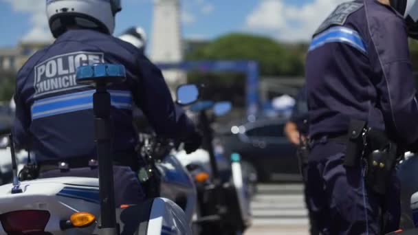 Varios policías patrulleros municipales desmontando de motocicletas, orden público — Vídeos de Stock