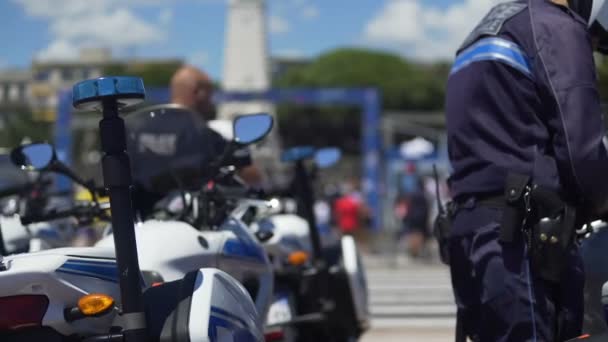 Verkeer politieagenten handhaving van de openbare orde tijdens massale evenement in de grote stad — Stockvideo