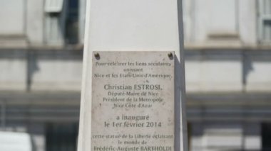 Nice, Fransa - Haziran 2016 yaklaşık: Gezi şehrin. Plak altında Anıtı yineleme Nice şehir belediye başkanı tarafından örtüsünü açmak