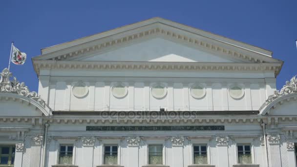 Niza Teatro de la Ópera desde el otro lado de la calle con la Estatua de la Libertad de réplica delante — Vídeos de Stock