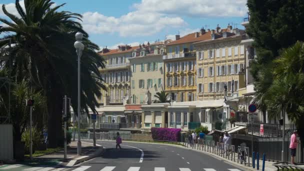 Ніцца, Франція - Circa червня 2016: Людям в місті. Люди ходьбі тихій вулиці з терасами будівель, сонячний день в Ніцці, Франція — стокове відео