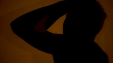 Deli sesler ve vizyonları onun baş, zihinsel bozukluklar içinde acı