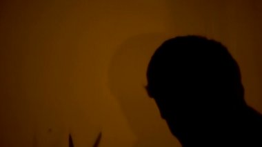 Acımasız katil acımasızca kurbanla makas durdurulamaz saldırganlık amansız