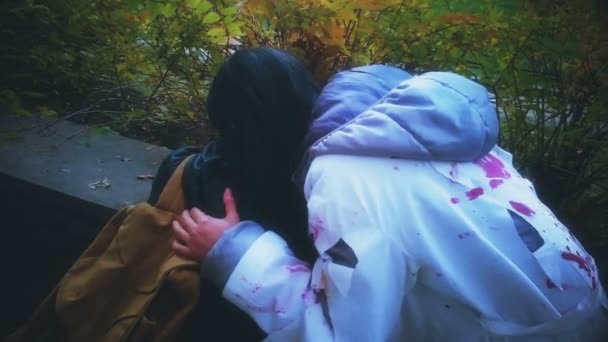 Loca mujer asiática bebiendo sangre de desafortunada víctima, Halloween zombie — Vídeo de stock