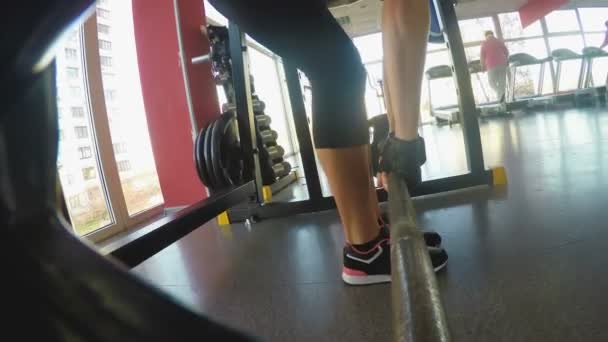 Chica muscular delgada haciendo deadlift en los músculos de bombeo de gimnasio, resistencia y fuerza — Vídeo de stock