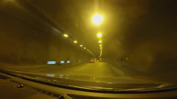 Autos rusar genom belyst tunnel, lång resa med bil, väginfrastruktur — Stockvideo