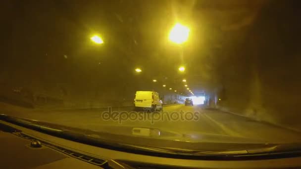 Coches conduciendo hacia la luz en el extremo oscuro del túnel a alta velocidad, viaje en auto — Vídeo de stock