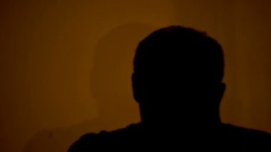 Kurt adam zombi gölge duvar, adam korkunç yaratık dönüm kabus