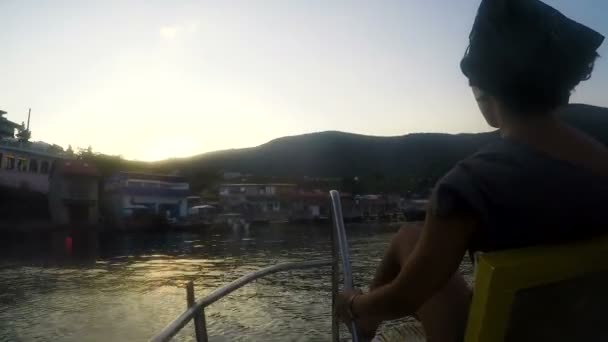 Mujer a caballo catamarán al atardecer, paseos en bote en la ciudad turística, vacaciones activas de verano — Vídeo de stock