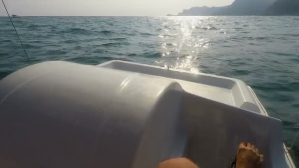 Primer plano de las piernas del hombre pedales giratorios en catamarán, actividad de ocio, verano — Vídeos de Stock