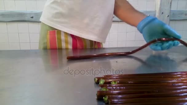 Professional confectioner cutting caramel candies, sweets manufacturing process — Stock Video