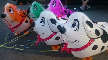 Renkli köpek iyi bir ruh hali, doğum günü hediyesi ve çocukluk oluşturma balon şeklinde