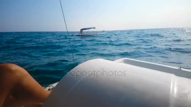 Gros plan des jambes féminines pédales tournantes sur catamaran, vacances et repos actif — Video