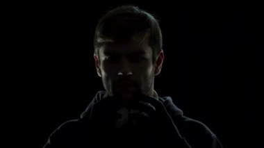 Kulaklık ekolayzer etkileri arka planda, yeni teknoloji yakışıklı adam