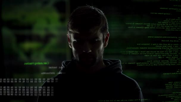 익명 인터넷 남성 해커 숫자와 코드 그림 배경 — 비디오