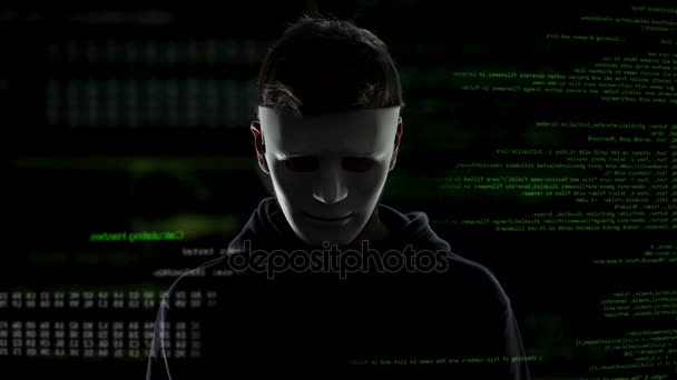 Страшний хакер у масці одягаючи чорний капот, кібер-тероризм та хакерство — стокове відео